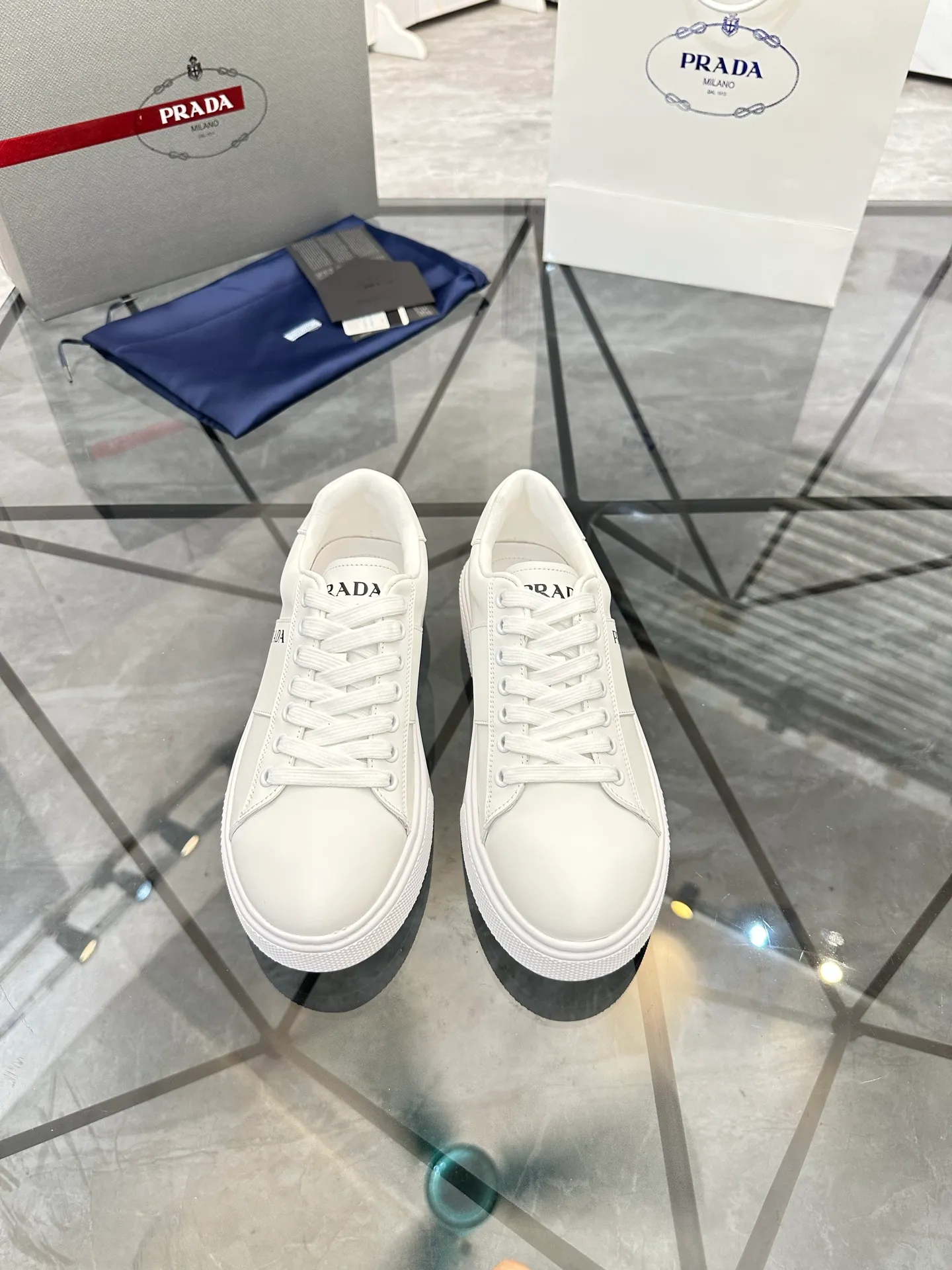 Men's shoes for sale💰: 💰P500¥ High-end top quality Product trademark: Prada * "Prada*" low-top casual shoes Regular size: 35-45 (can be customized to 46) Couple style Product materials: imported first-layer cowhide leather upper, water-dyed sheep lining, original outsole. No.: H201